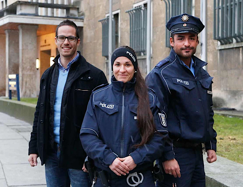 Adham Charaby (l., 34) arbeitet bei der Kripo, freut sich über die Entwicklung. „Die Stadt ist bunt – und wir sind es auch!“. Schahrsad Shahmirzadi (29) kam 2009 zur Polizei, ist heute in Moabit im Streifendienst unterwegs. Metin Aktas (r., 27) entschied sich für die Polizei, weil ihm in der Schule sein Gameboy geklaut wurde.