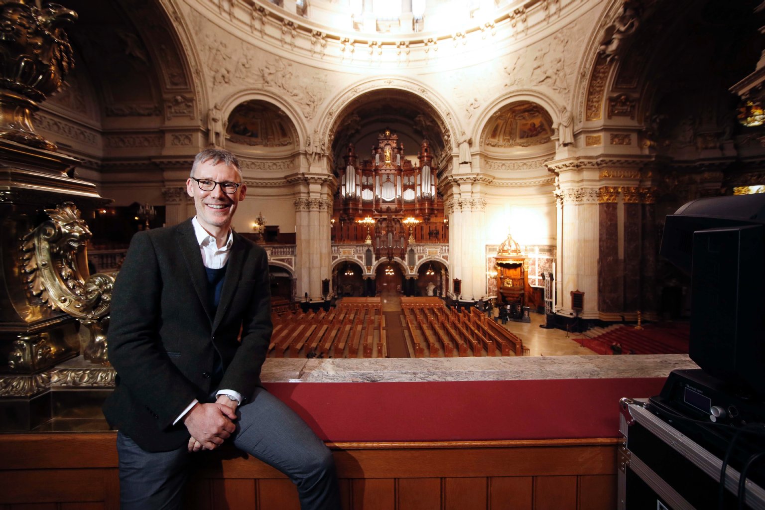 Das Innere der Orgel erstreckt sich über vier Etagen. Orgelbauer Wilhelm Sauer zog schon 1905 ein Stahlgerüst ein – wegen des großen Gewichtes. Übrigens: Nicht alle der Pfeifen erzeugen einen Ton. Im „Prospekt“, der nach außen sichtbaren Verkleidung der Orgel, verstecken sich viele Attrappen, die nur zur Dekoration eingebaut wurden.