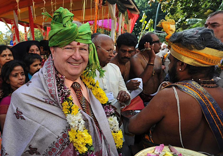 Nachbarschaftspflege à la Buschkowsky: 2013 weiht er in Hindu-Tracht einen Hindu-Tempel an der Riesestraße in Neukölln ein.