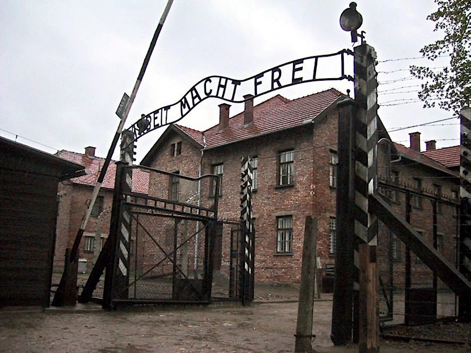  Der Eingang zum Stammlager des ehemaligen KZ Auschwitz mit den Worten "Arbeit Macht Frei".