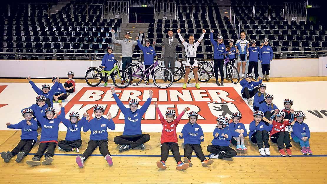 Mittendrin auf der Bahn feiern die Kids das KURIER-Fielmann-Camp im Velodrom.