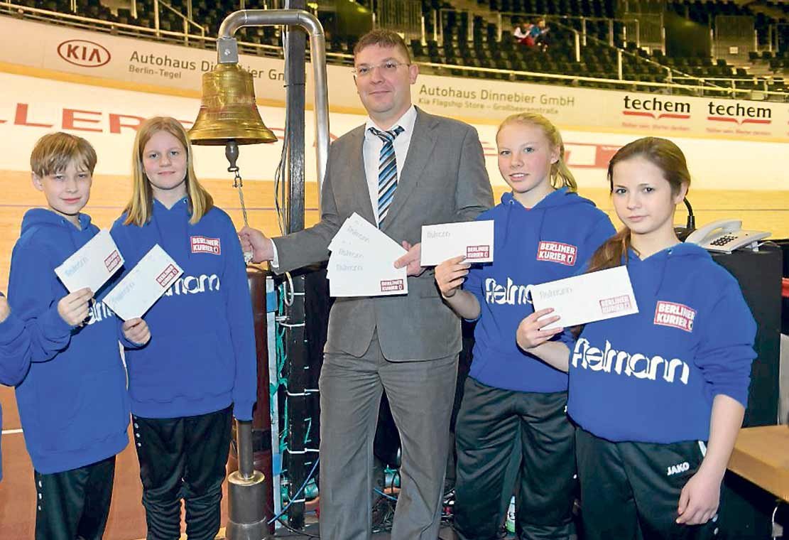 Am Heiligtum der Sixdays, der Rundenglocke, gab es von Denny Linke, Niederlassungsboss von Fielmann in Pankow, Sixdays-Tickets.