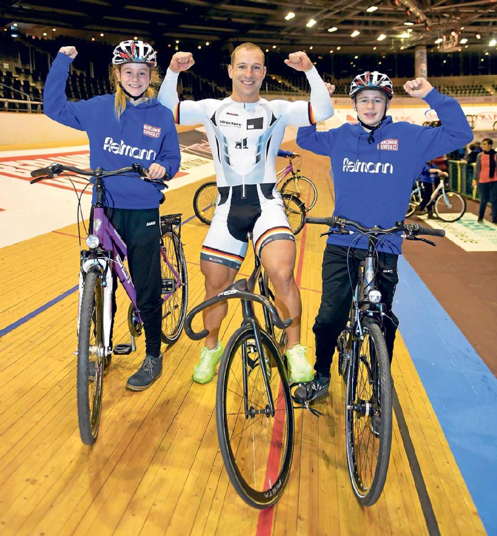 Jubel-Pose mit Sprintstar Robert Förstemann. So strahlen KURIER- und Fielmann-Sieger