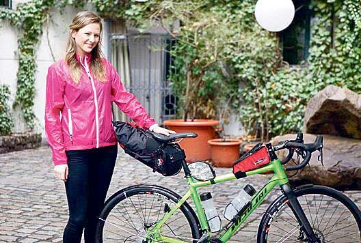 Sportliche Tourenfahrer verstauen ihr Gepäck in einer Holstersatteltasche (109 Euro), den Rucksack darin kann man einfach rausnehmen.