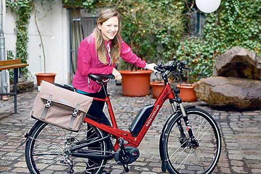 Superschick: Vollgefedertes Alltagsrad mit Gepäckträger und Motor. Die wasserdichte Laptoptasche wird an den Rahmen gesteckt.