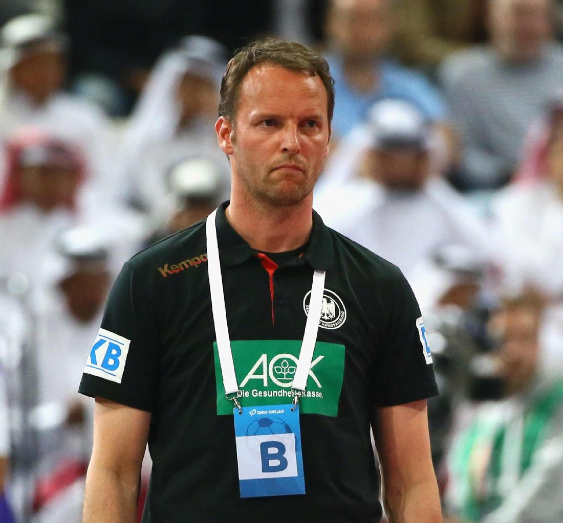 Der Blick von Bundestrainer Dagur Sigurdsson geht starr ins Leere.