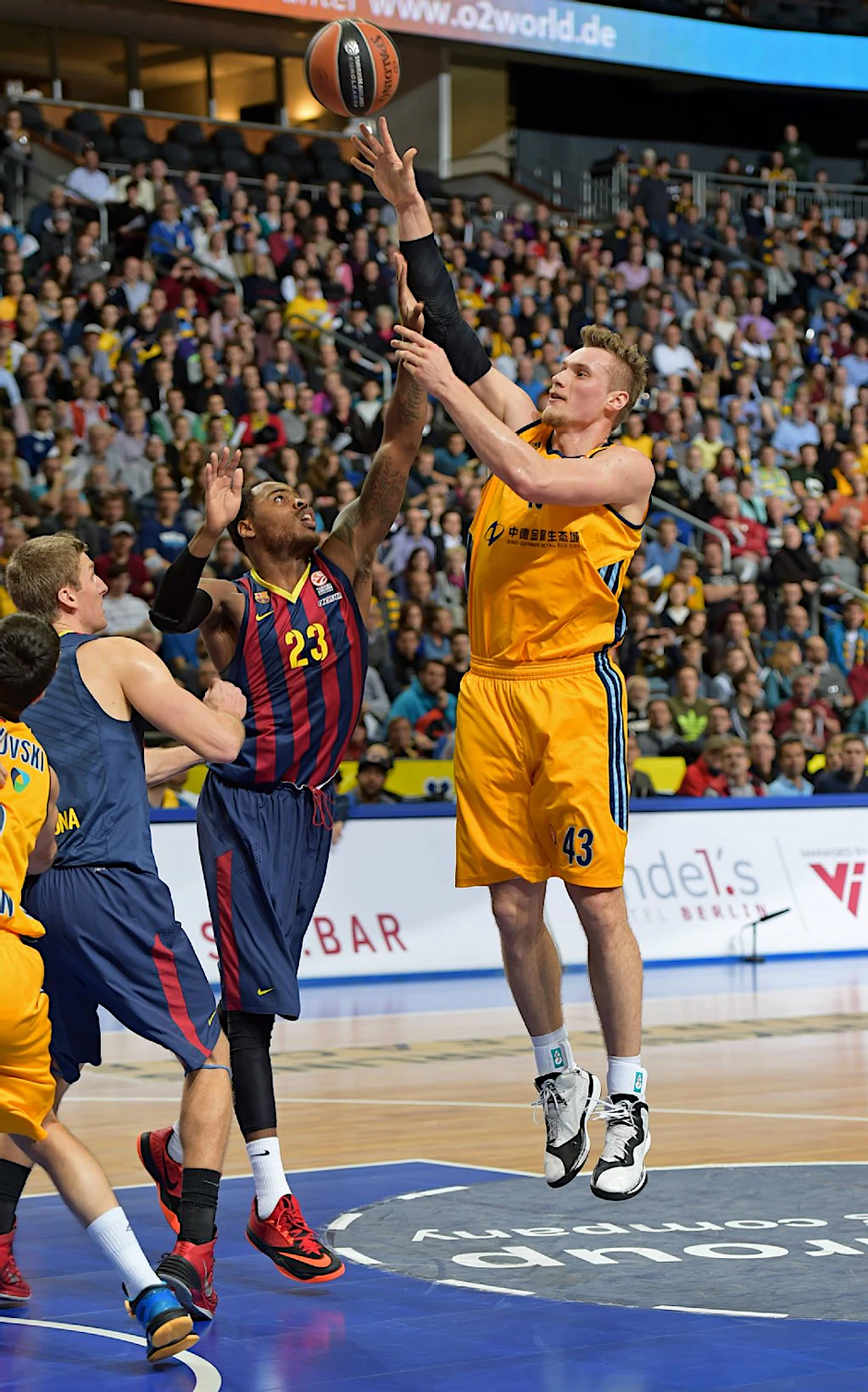 Überflieger: 16 Punkte und fünf Rebounds machte Alba-Center Leon Radosevic (r.).