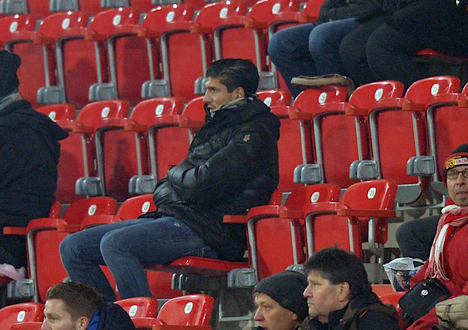 Baris Özbek sitzt nur noch auf der Tribüne.