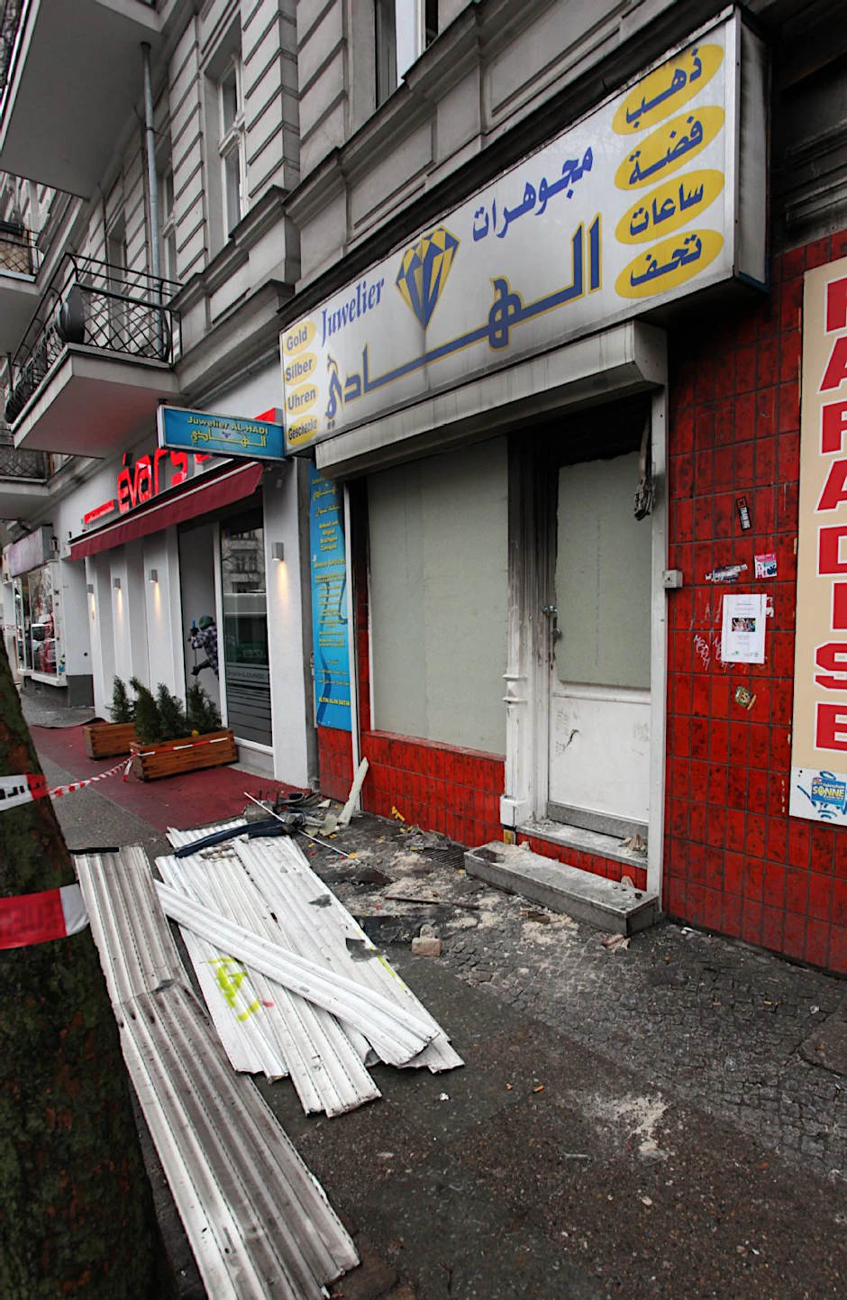 Der Juwelierladen wuirde durch die Explosion stark zerstört.