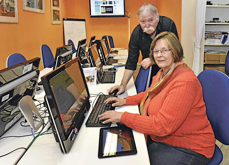 Karola Krause und Günter Voß vom Senioren Computer Club Berlin-Mitte sind geübt im Umgang mit dem Computer. Und bringen es anderen bei.