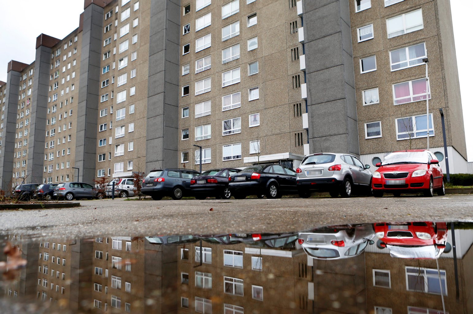 Der Wohnblock im Darmstädter Stadtteil Kranichstein, in dem eine 19-jährige junge Frau vermutlich ermordet wurde.