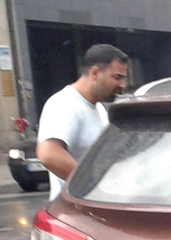 Die Polizei sucht diesen Mann. Der Hyundai-Fahrer steigt nach der brutalen Attacke gegen den Radler ins Auto und fährt davon.