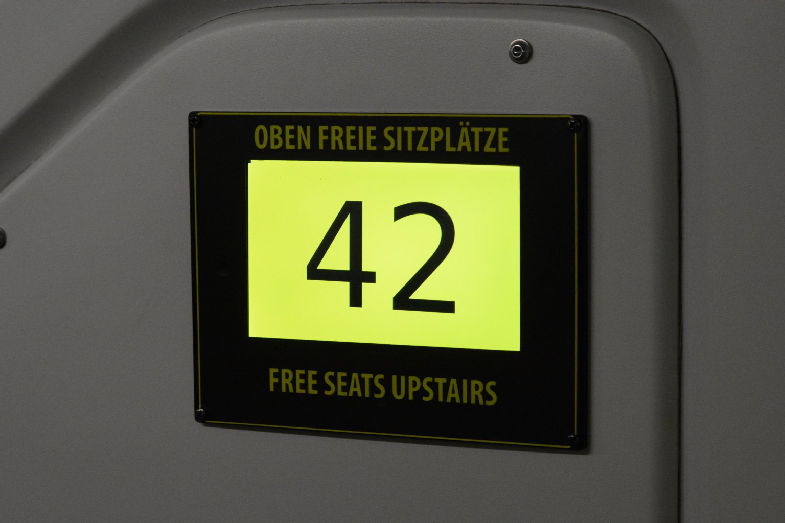 Eine Elektro-Tafel zeigt unten an, wie viele freie Plätze es im Oberdeck gibt.