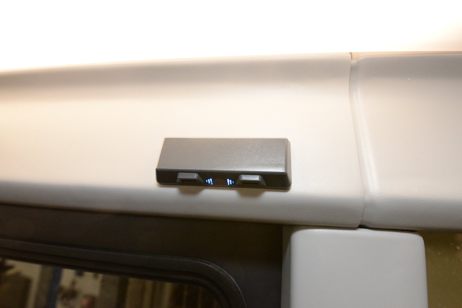 An jedem Platz gibt es USB-Anschlüsse fürs Handy.