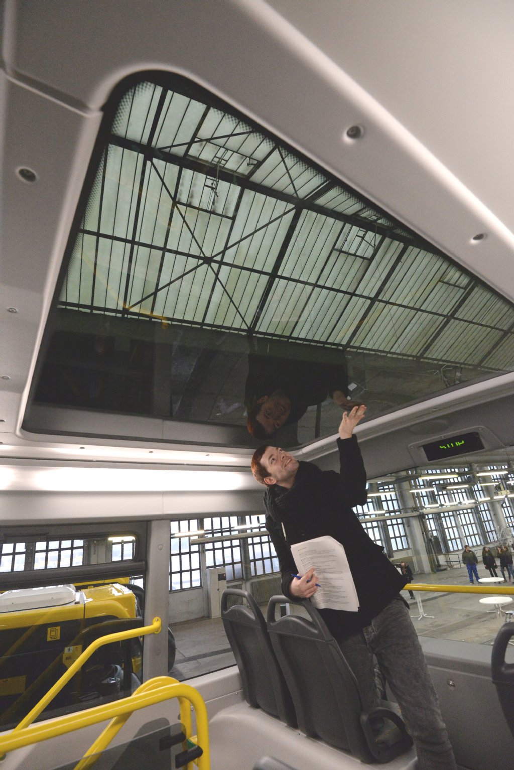 Für die Ganz-vorn-Sitzer gibt’s im neuen Bus ein Panorama-Glasdach.