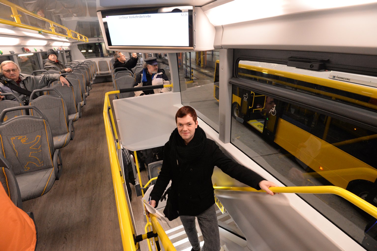 KURIER-Reporter Florian Thalmann auf der breiten Treppe des neuen Großen Gelben.