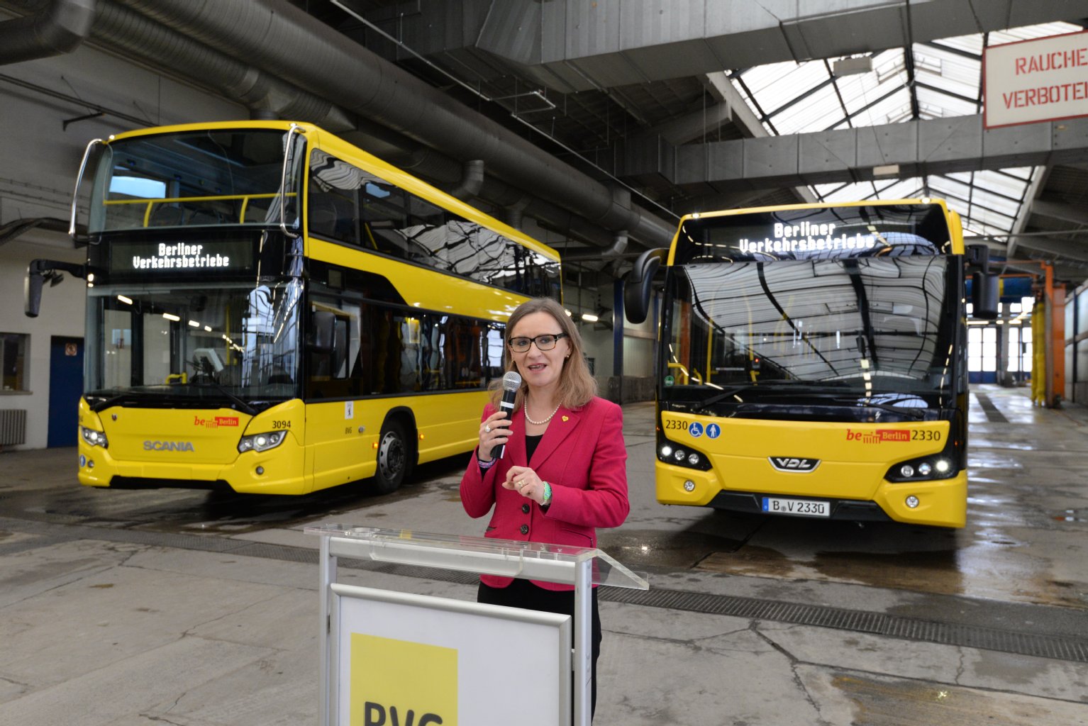 BVG-Chefin Nikutta ist stolz auf den Doppelstock-Bus.