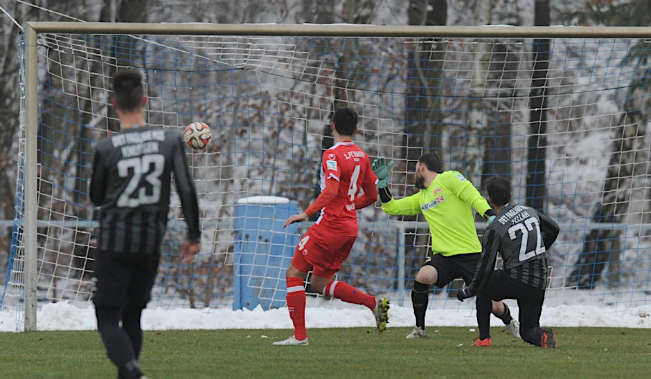 Mohammed Fellah (r.) erzielt das Tor zum 1:0 für Esbjerg. Unions Keeper Daniel Haas kann dem Ball nur hinterschauen.