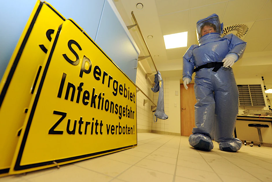 Die Patientin liegt in der Isolierstation der Charité im Virchow-Klinikum.