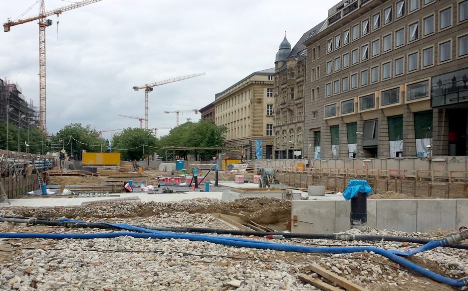 Die U5-Baustelle unter den Linden. Hier ist der Tunnel schon fertig. Etwas weiter steckt „Bärlinde“ am Brandenburger Tor noch immer fest.