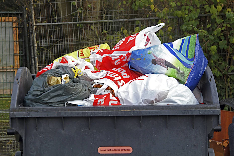 Symbolbild: Die Babyleiche, in eine Plastiktüte gehüllt, lag in einem Müllcontainer.