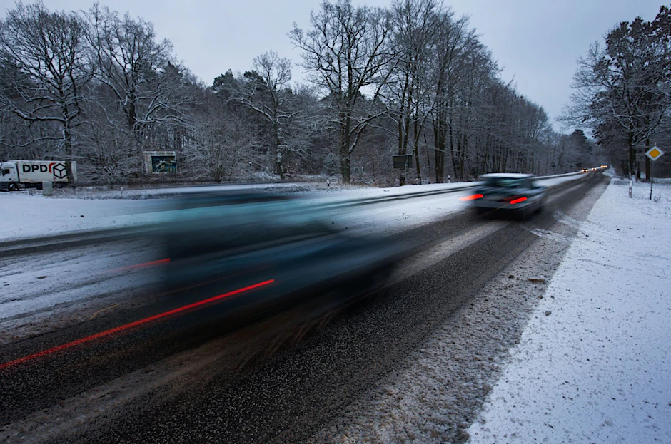 Mit Glatteis müssen Autofahrer vor allem in Brandenburg nachts und am frühen Morgen weiter rechnen, von Winter-Einbruch ist aber derzeit nichts zu spüren.
