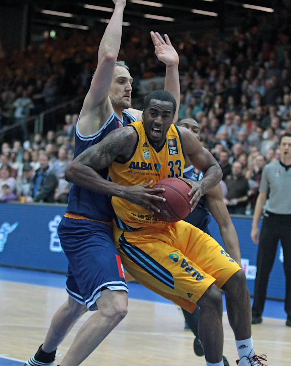 Alba Jamel McLean behauptet den Ball gegen Bremerhavens Ex-Albatross Sven Schultze.