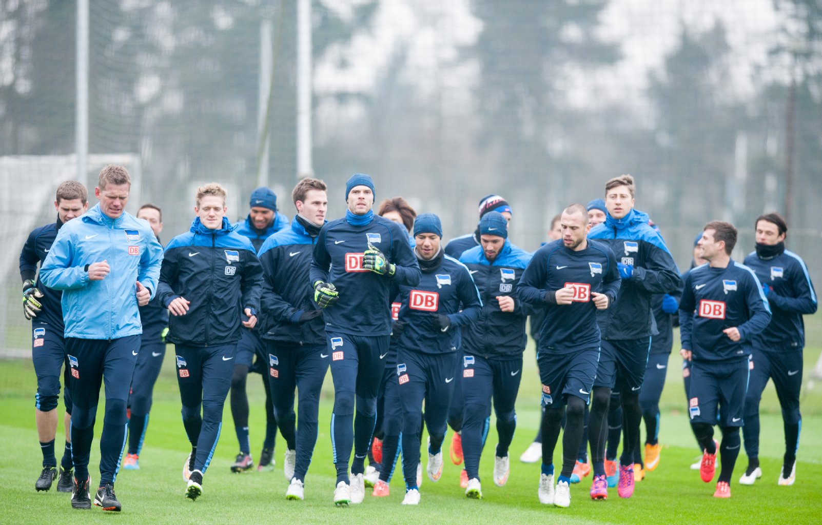 Los geht’s. Die erste blau-weiße Einheit 2015 begann mit Runden drehen auf dem Platz.
