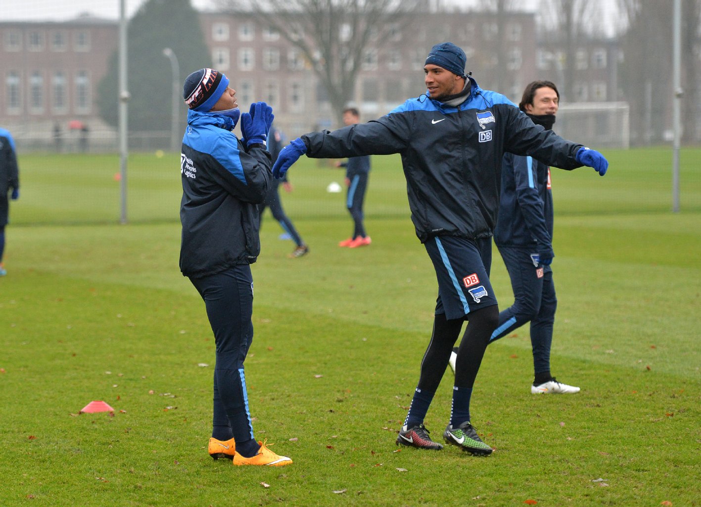 Gute Laune zum Start. John Brooks albert mit Ronny (l.) herum.