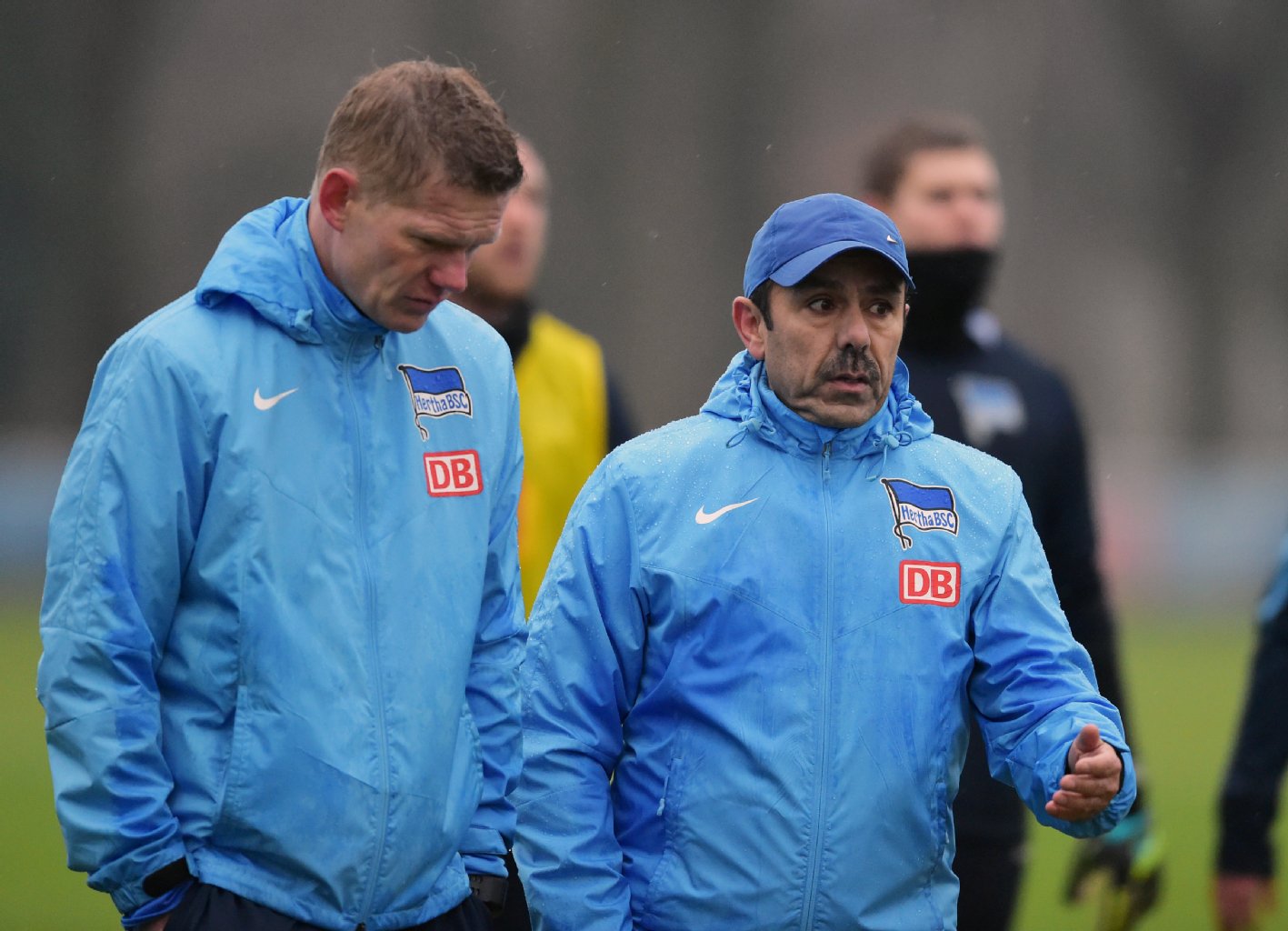 Trainer Jos Luhukay (r.) bespricht das Training mit Co Markus Gellhaus, ohne die Augen von seinem Team zu lassen.