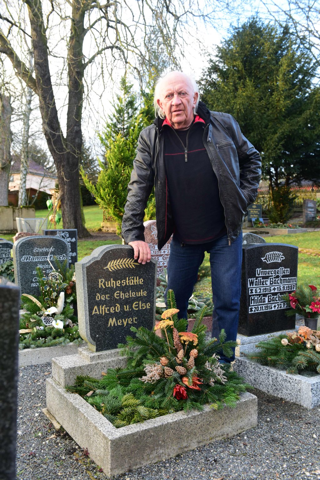 Peter Meyer am Grab seiner Eltern. 1958 verließ er das Dorf, ging nach Berlin. 1969 gründete er die Puhdys.