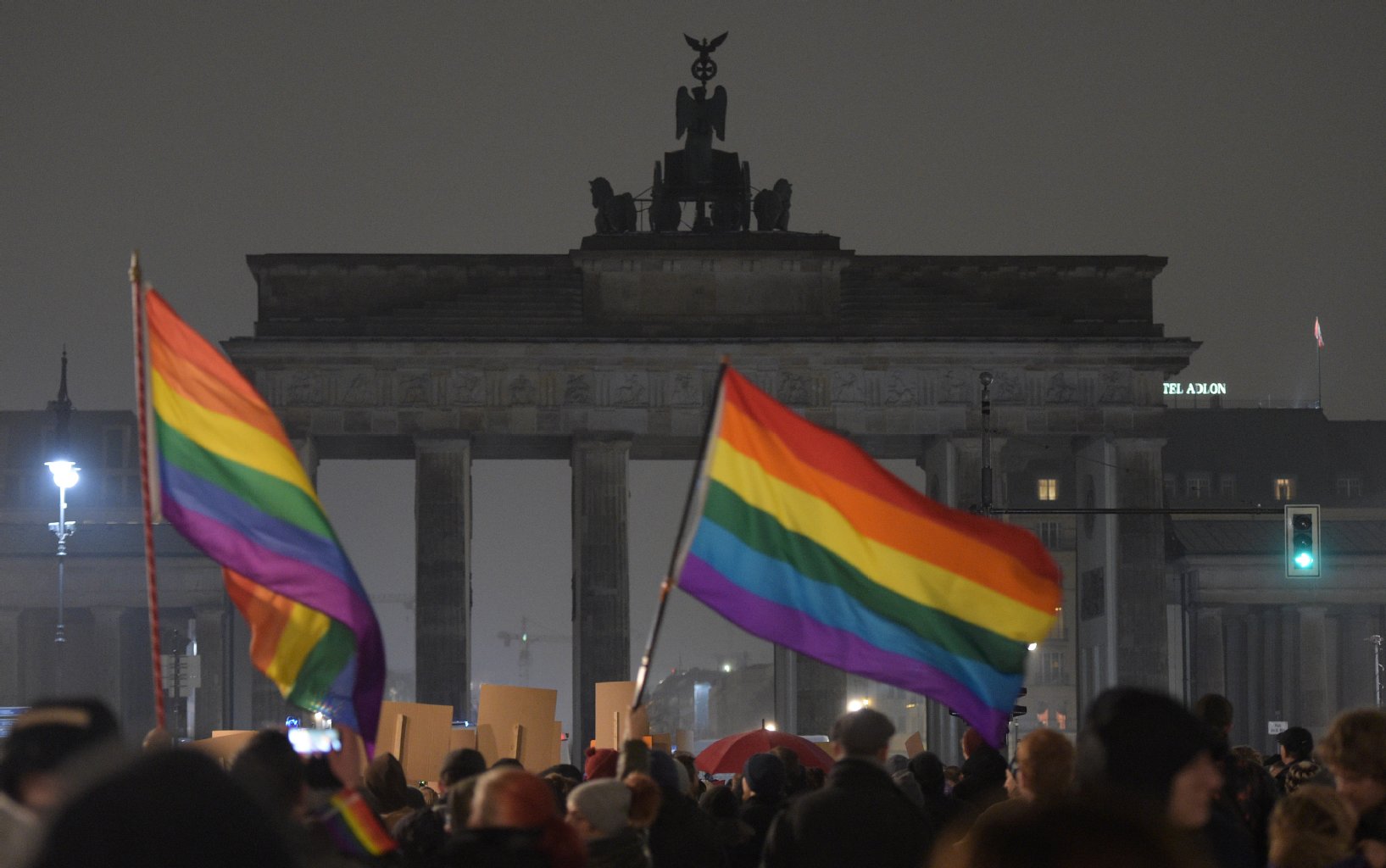 Der Senat schaltete die Beleuchtung am Brandenburger Tor ab.