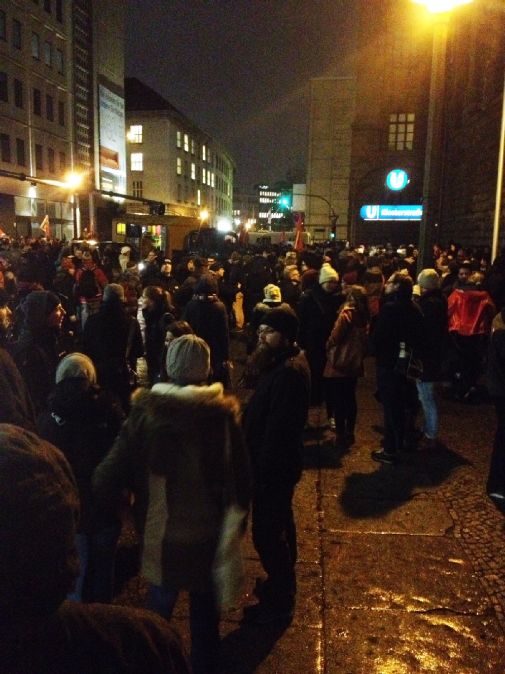 Kurz vor einer Kundgebung der islamfeindlichen Pegidabewegung und ihres Berliner Ablegers Bärgida haben sich erste Gegendemonstranten versammelt.