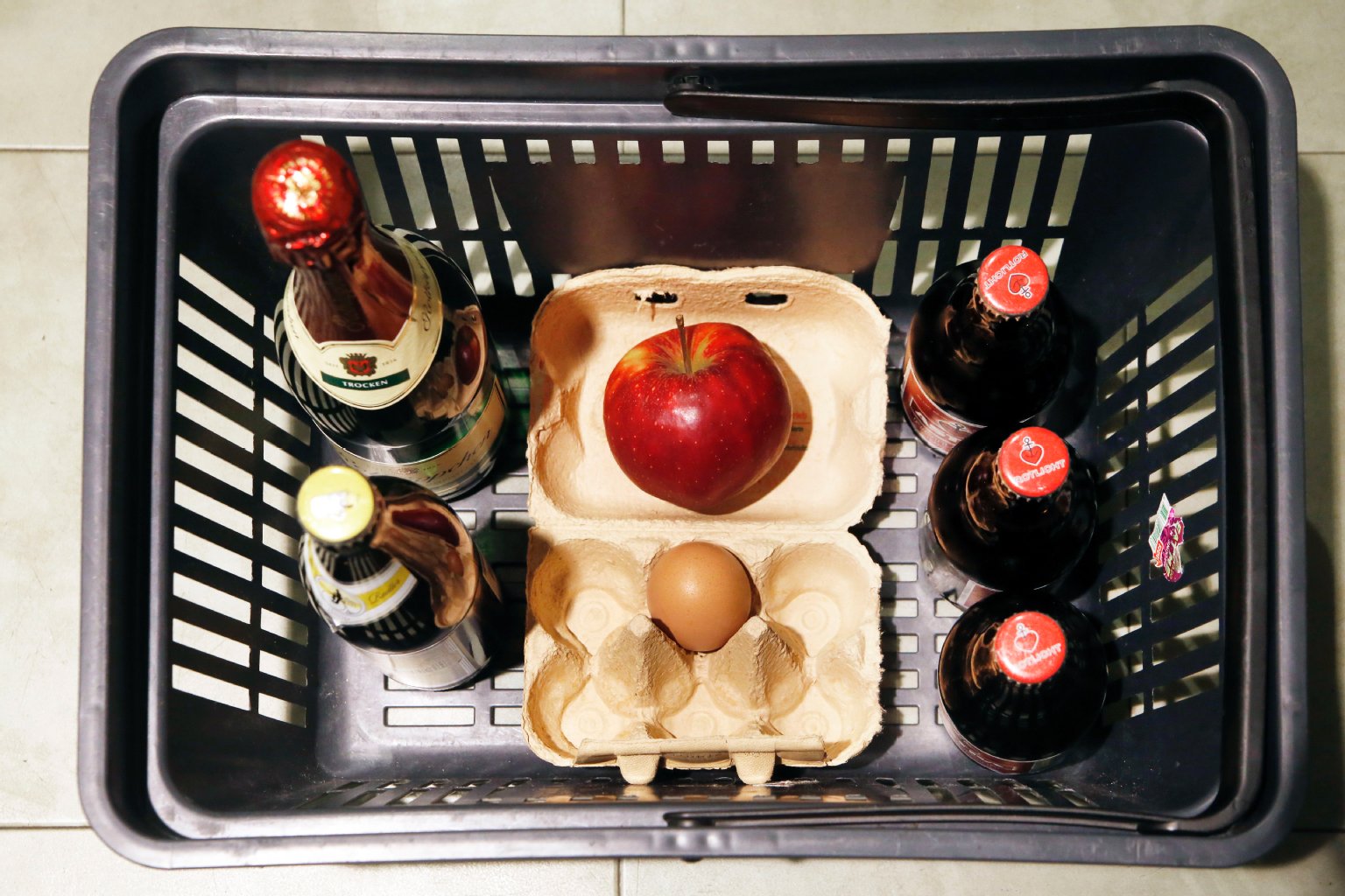 ... Ob sich der Beschenkte freut? P.S.: Das Bier ist für den Eigenbedarf.