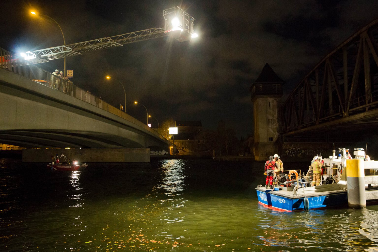 Von der Elsenbrücke in Treptow war das Pärchen in die Spree gesprungen.