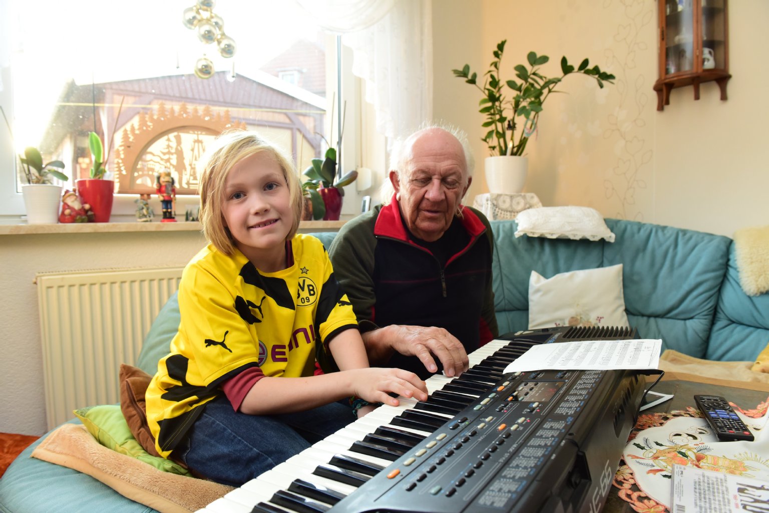 Im Haus seiner Cousine übt Meyer mit seinem Enkel Ludwig (8) am Keyboard einen Puhdys-Song.