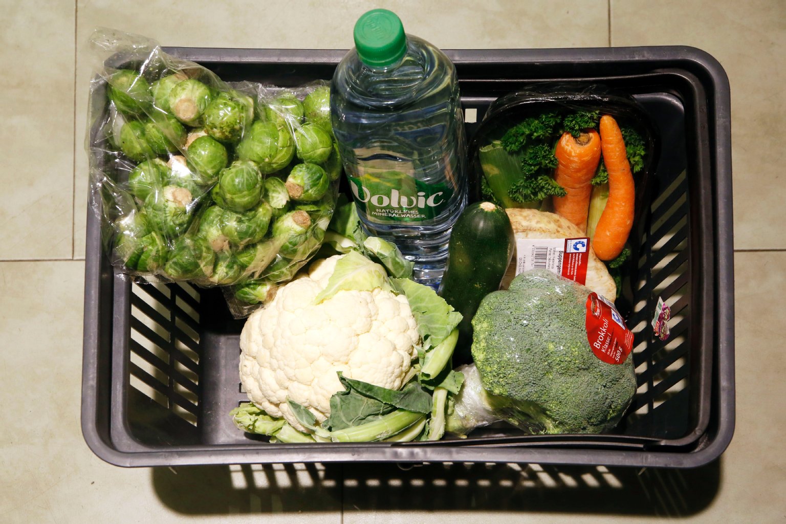 ... „Daraus koche ich auf jeden Fall eine Suppe. Wir ernähren uns allgemein sehr gesund.“ Warum zu so später Stunde? „Ich habe es wegen der Arbeit nicht früher geschafft.“