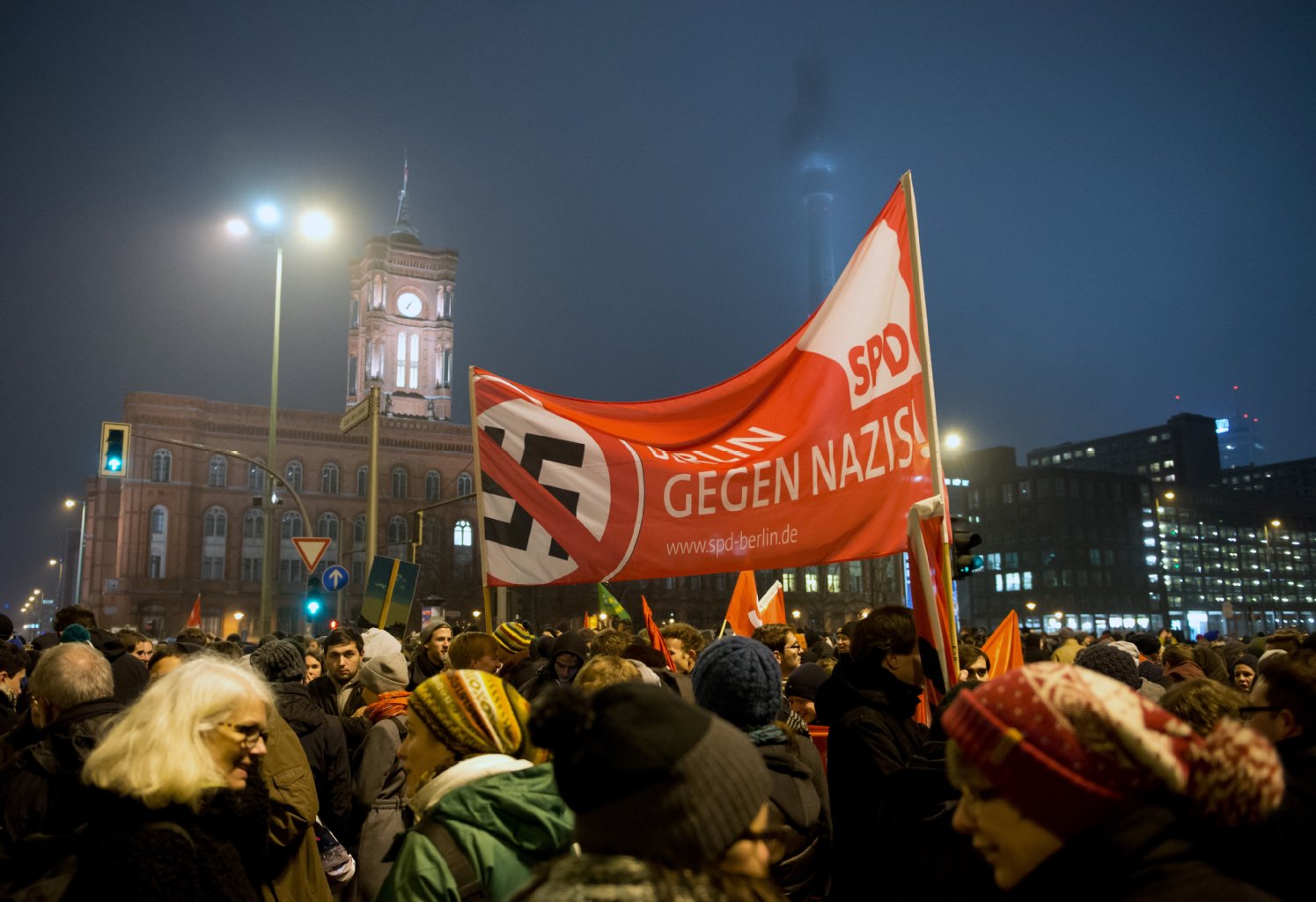 5000 Berliner demonstrierten am Roten Rathaus gegen die Demo der islamfeindlichen Pegida-Bewegung.