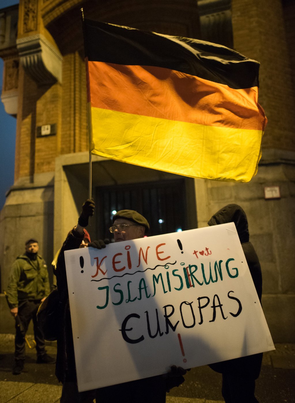 Einer der 300 „Bärgida“-Anhänger, sie kamen nicht weit.