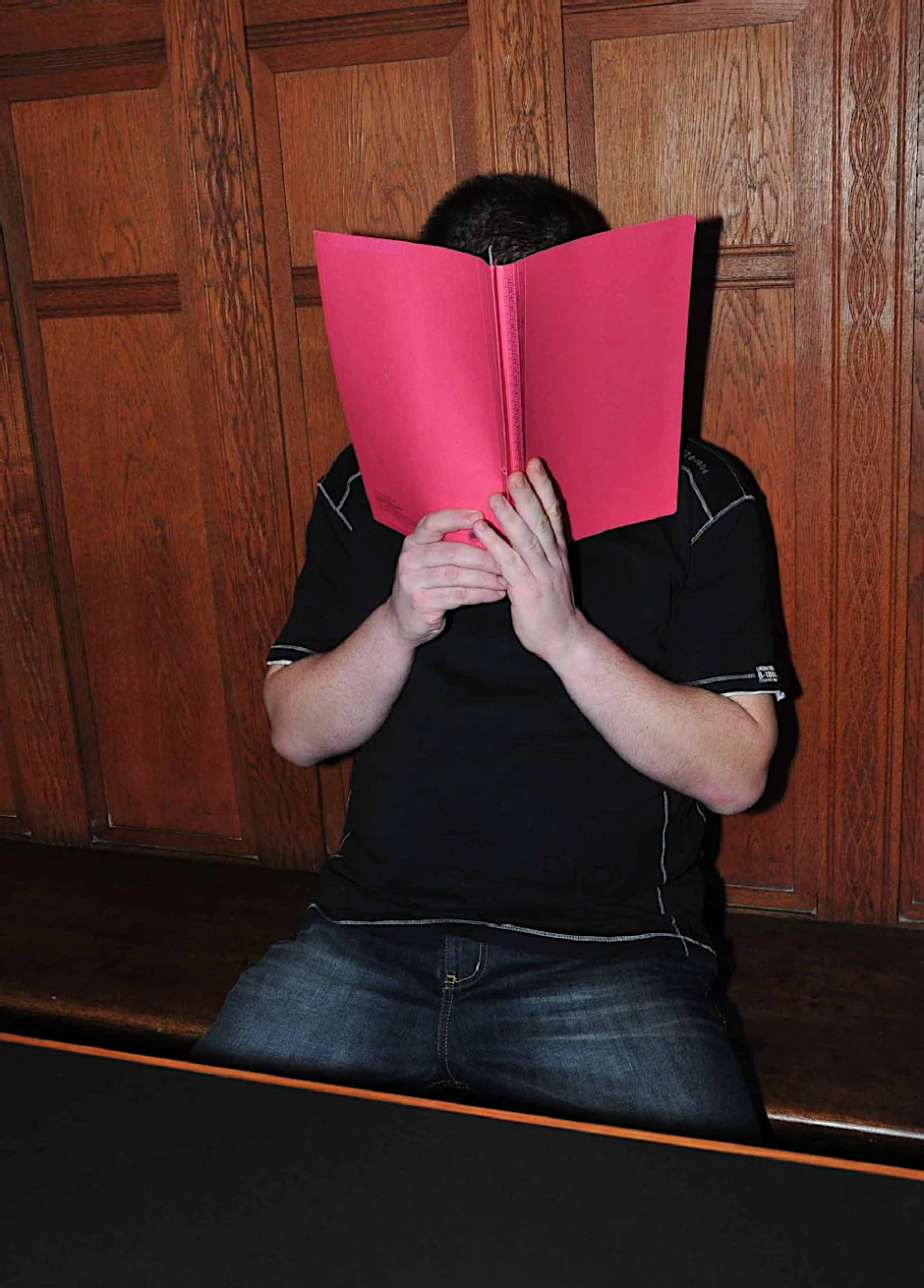 Der Hellersdorfer Kinderschänder Torsten G. (37) versteckt sein Gesicht hinter einem Hefter.