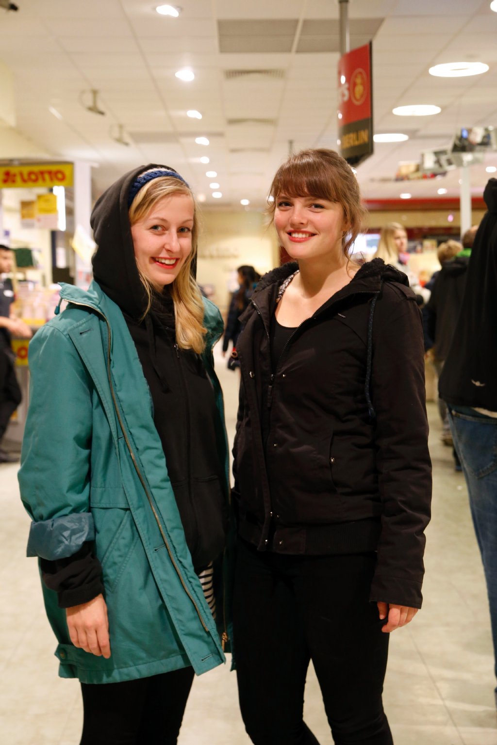 „Wir sind zu einem Geburtstag eingeladen“, sagen Lya (22) und Theresia (21). „Das, was wir schenken wollten, haben wir nicht bekommen. Deshalb haben wir noch einen Apfel und ein Ei gekauft.“ ...