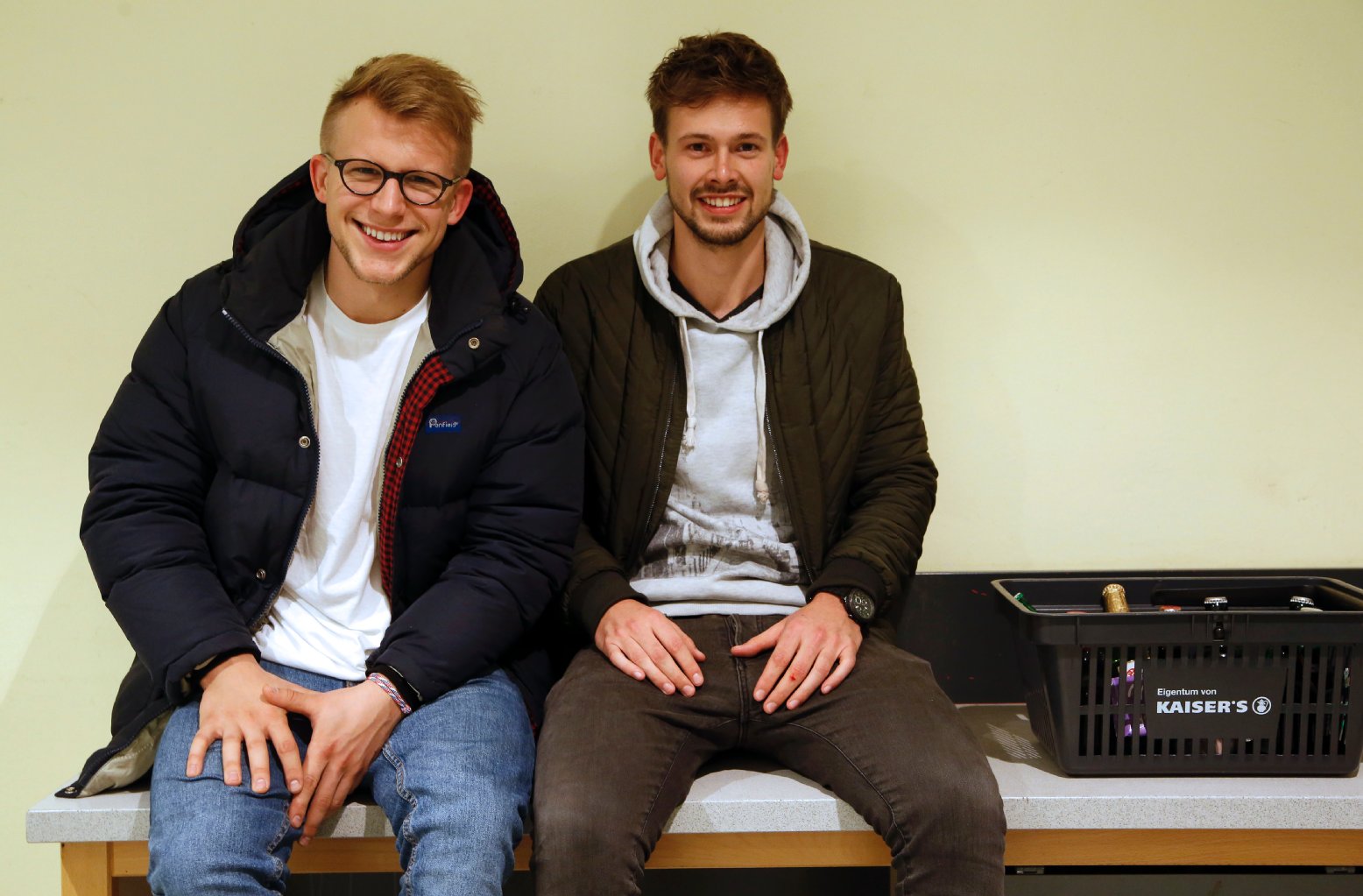 ... „Wir treffen uns noch mit Freunden, gucken Fußball, entspannen ein bisschen“, sagen Merlin (24) und Lukas (26). Das Bier soll helfen – Schokolade und Kakao dienen der Vorsorge, falls die Nacht doch noch etwas länger wird. „Der Einkauf ist aber total langweilig. Sonst kaufen wir eigentlich viel mehr Süßigkeiten!“