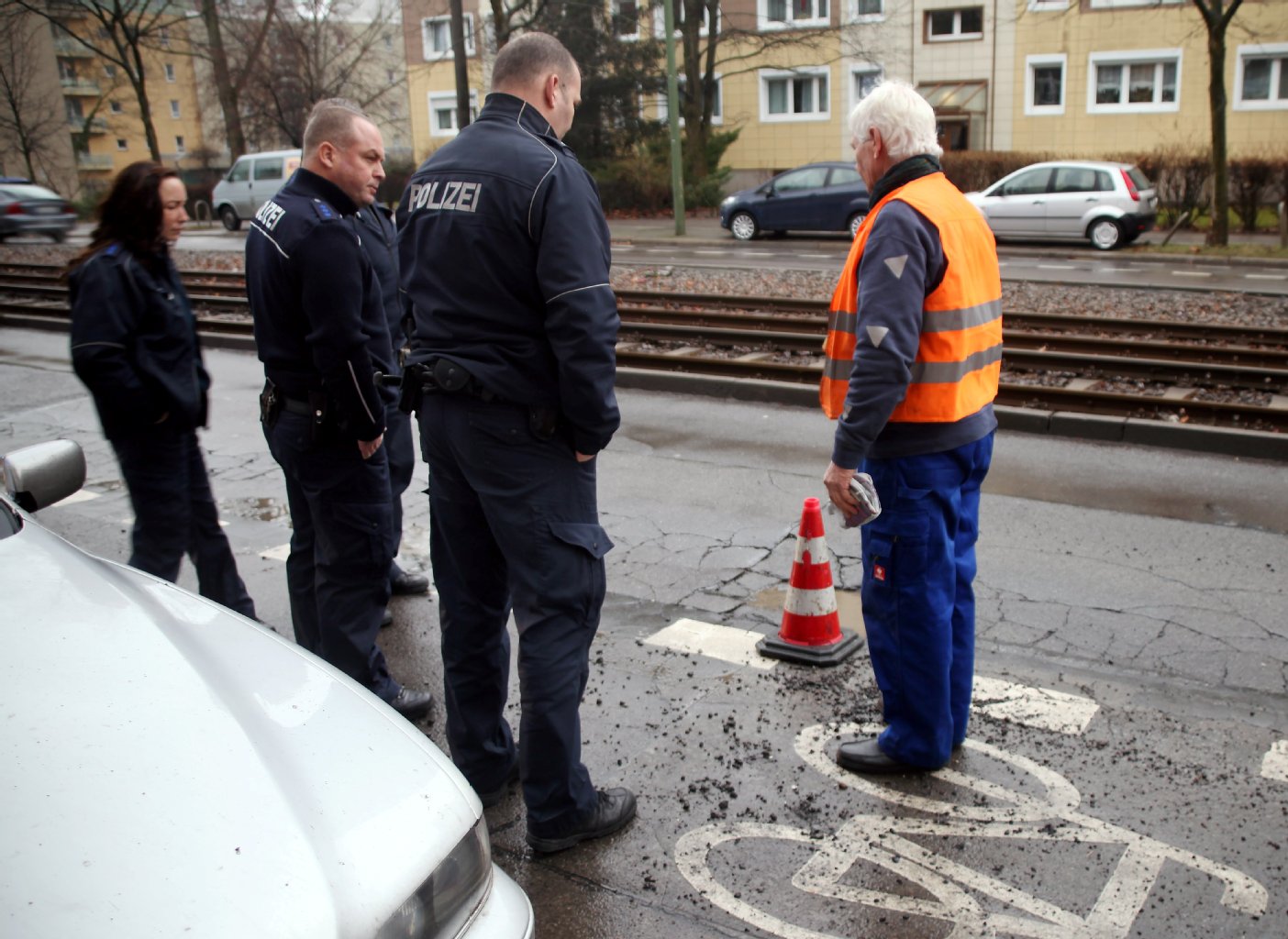 11:35 Uhr Begutachtung/ Beginn der Reparatur Mit der Polizei begutachtet Viganski das Schlagloch. Die Beamten wollen die Straße dauerhaft sperren. Der Experte sagt: „Ich schaffe das schnell.“