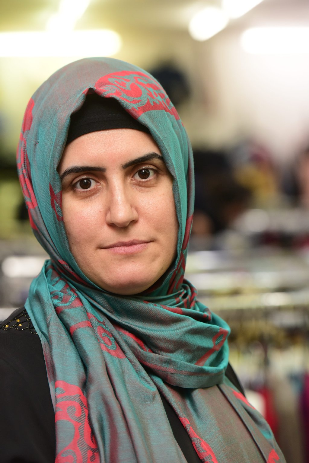 Zu viele Missverständnisse: In Neukölln geboren, aufgewachsen, verwurzelt: Semiha Derdiyok (40) fasst es nicht, dass Berliner gegen ihren Glauben auf die Straße gehen: „Der Islam bedeutet Friede und Liebe, wird aber falsch interpretiert, das ist traurig“, so die Vierfachmutter und Chefin dreier Geschäfte in Kreuzkölln.