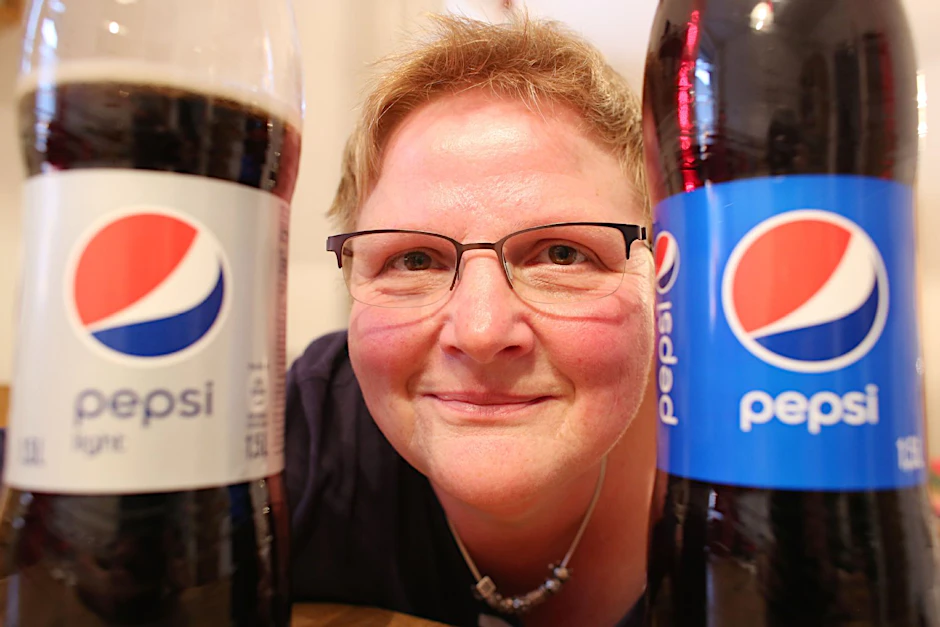 Trotz ihres Vornamens trinkt Pepsi-Carola lieber Tee.