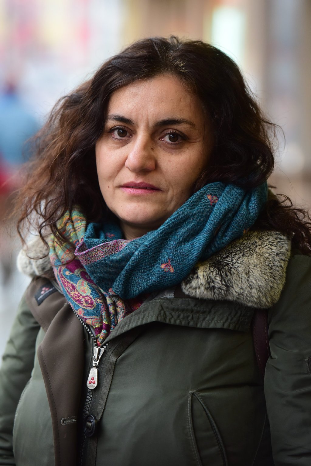 Ich demonstriere dagegen: Fatma Celik (41) geht zur Demo, um ihren Pegida-Frust loszuwerden. „Gehöre ich etwa nicht zum Volk, nur weil ich mit zehn Jahren herkam?“, fragt sich die Sozialpädagogin. „Die Pegida-Entwicklung macht mir Angst. Wir Muslime sind doch keine Randgruppe – das müssen wir öffentlich zeigen.“
