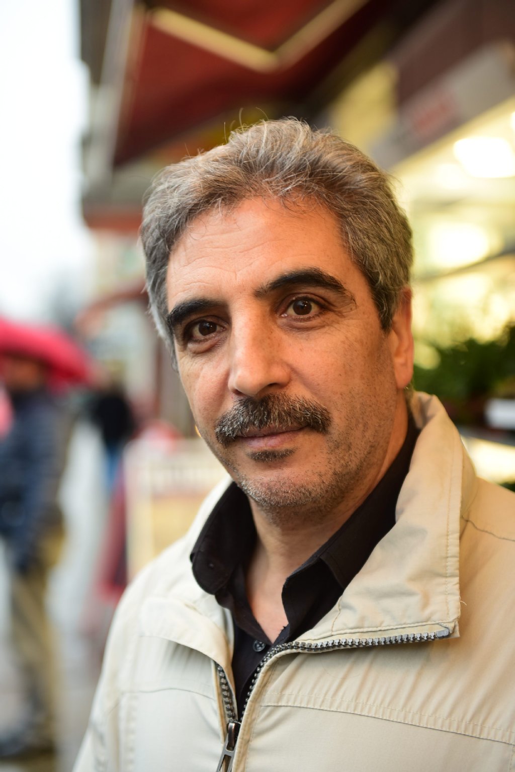 Wir sind auch Deutsche: Die Pegida-Bewegung macht Arap Ulutürk (53) zwar keine Angst, aber wütend. „Jeder Mensch darf hier laut Verfassung seine Religion frei ausüben. Auch wir Moslems“, sagt der Polizist. „Ich bin in Deutschland aufgewachsen und genauso Teil dieser Gesellschaft wie die hier Geborenen!“