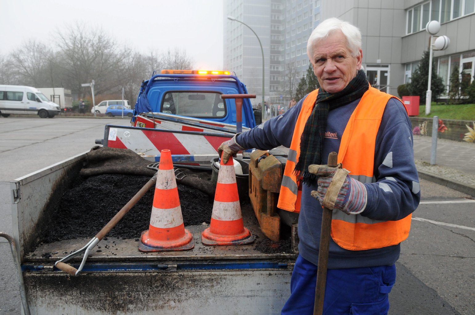 11:30 Uhr Ankunft des Schlagloch-Spezialisten Mit einem Wagen voller Kaltasphalt kommt Schlagloch-Spezialist Joachim Viganski (64) am Einsatzort an.