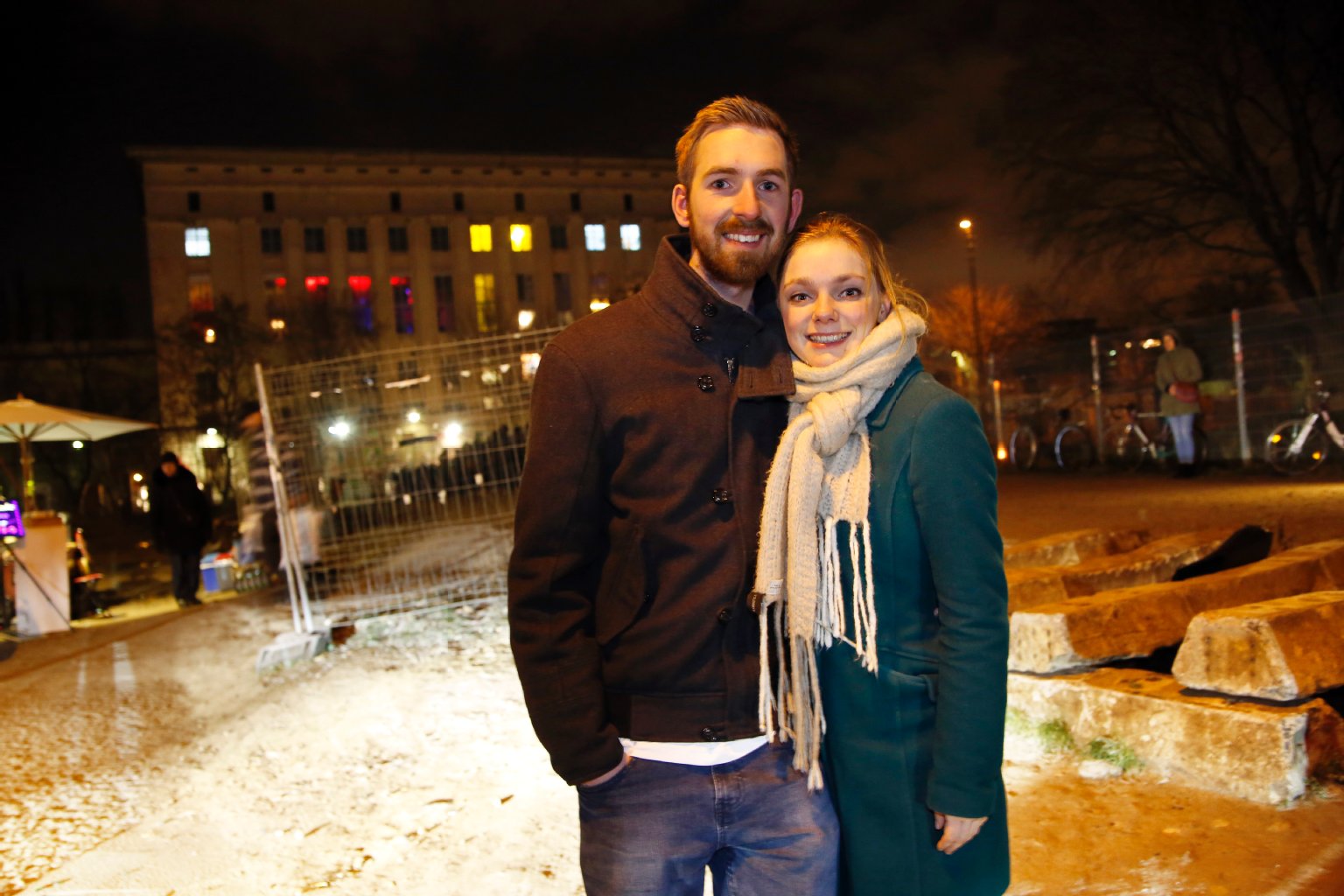 Marjolin (23) und Paul (24) hörten in Schweden die Erzählungen eines deutschen Mädchens – sie berichtete von einem großen Club mit jeder Menge Sex und Drogen. „Wir wollten auch selbst mal rein, um zu sehen, was abgeht“, sagt Paul. Nur vor den Türstehern haben sie Angst – „wir haben lange nachgedacht, was wir anziehen sollen, um nicht weggeschickt zu werden!“