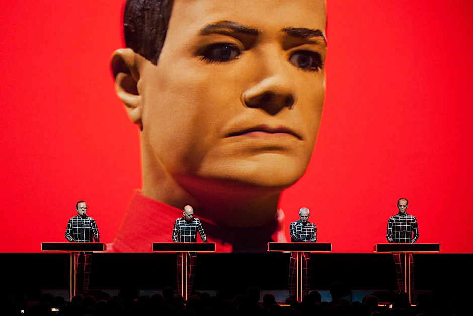 Kraftwerk in der aktuellen Besetzung: Ralf Hütter (l-r), Henning Schmitz, Fritz Hilpert und Falk Grieffenhagen (Archivbild)